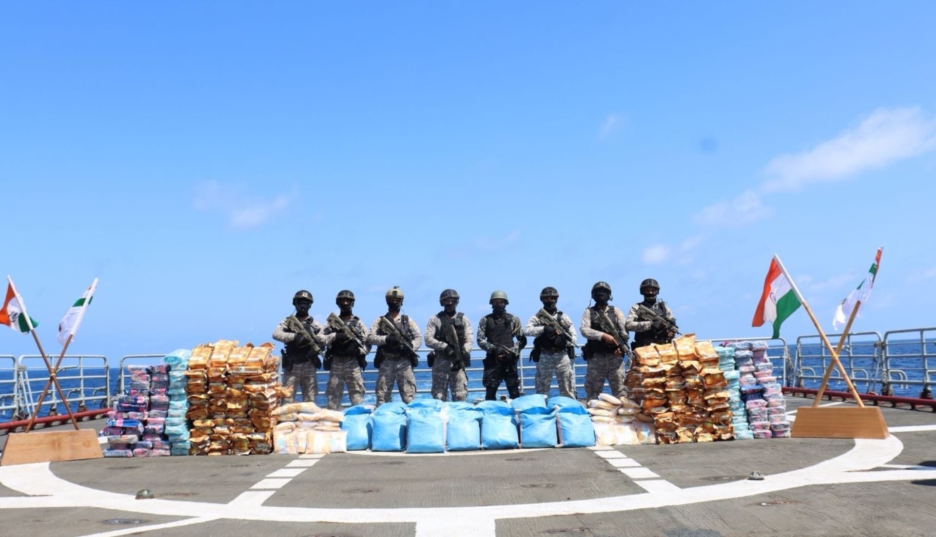 AmarUjalaNews's tweet card. समुद्र में गश्ती के दौरान नौसेना के जवानों ने पश्चिमी अरब सागर में एक संदिग्ध नौका देखी। इसके बाद नौसेना के कमांडोज