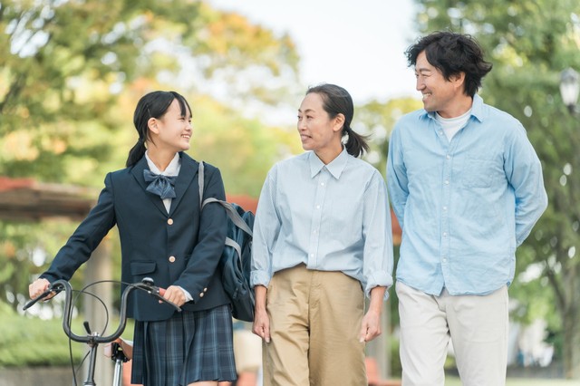 livedoornews's tweet card. 全国の現役高校生862人を対象とした「父親・母親の呼び方」に関する調査。現役高校生の半数以上が父親・母親を「パパ・ママ」と呼んでいると判明した。「今さら変えられない」「ママと呼ぶと安心する」といった声が上がった