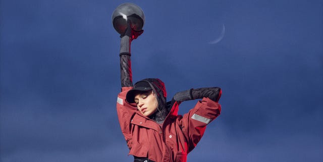 TechnoModa's tweet card. La firma deportiva incluye en su línea telas que ayudan a reducir la carga y el impacto en el planeta.