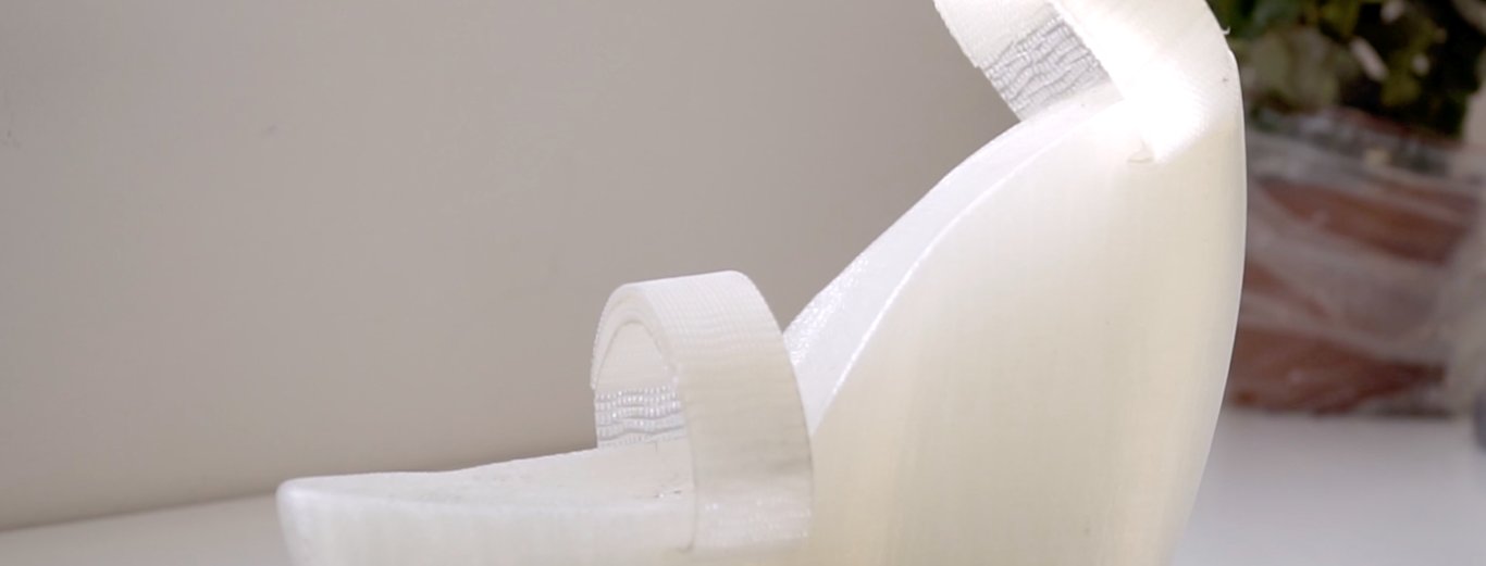 TechnoModa's tweet card. “No está tan lejos el momento en el que cada uno de nosotros se pueda confeccionar su propia ropa con una impresora 3D”. Raquel Buj y Elena Zapico son Zap...