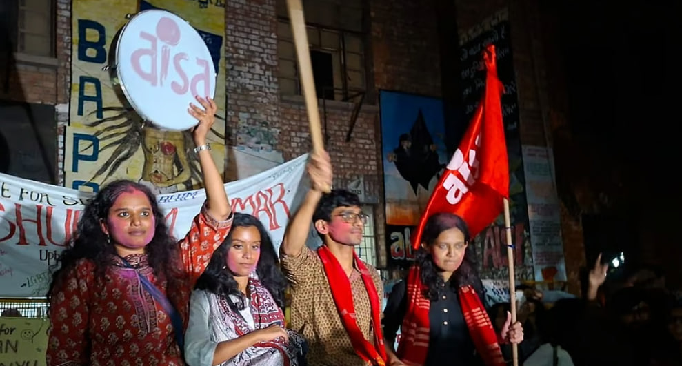 SparkMedia_TN's tweet card. இந்தியாவின் முக்கிய பல்கலைக்கழங்களில் முதன்மையானது டெல்லியில் உள்ள ஜவகர்லால் நேரு பல்லைக்கழகம்(JNU). பல ஆளுமைகளை வழங்கிய அந்தப் பல்கலைக்கழகத்தில் இடதுசாரி இயக்கத் தலைவர்களான சீதாராம்