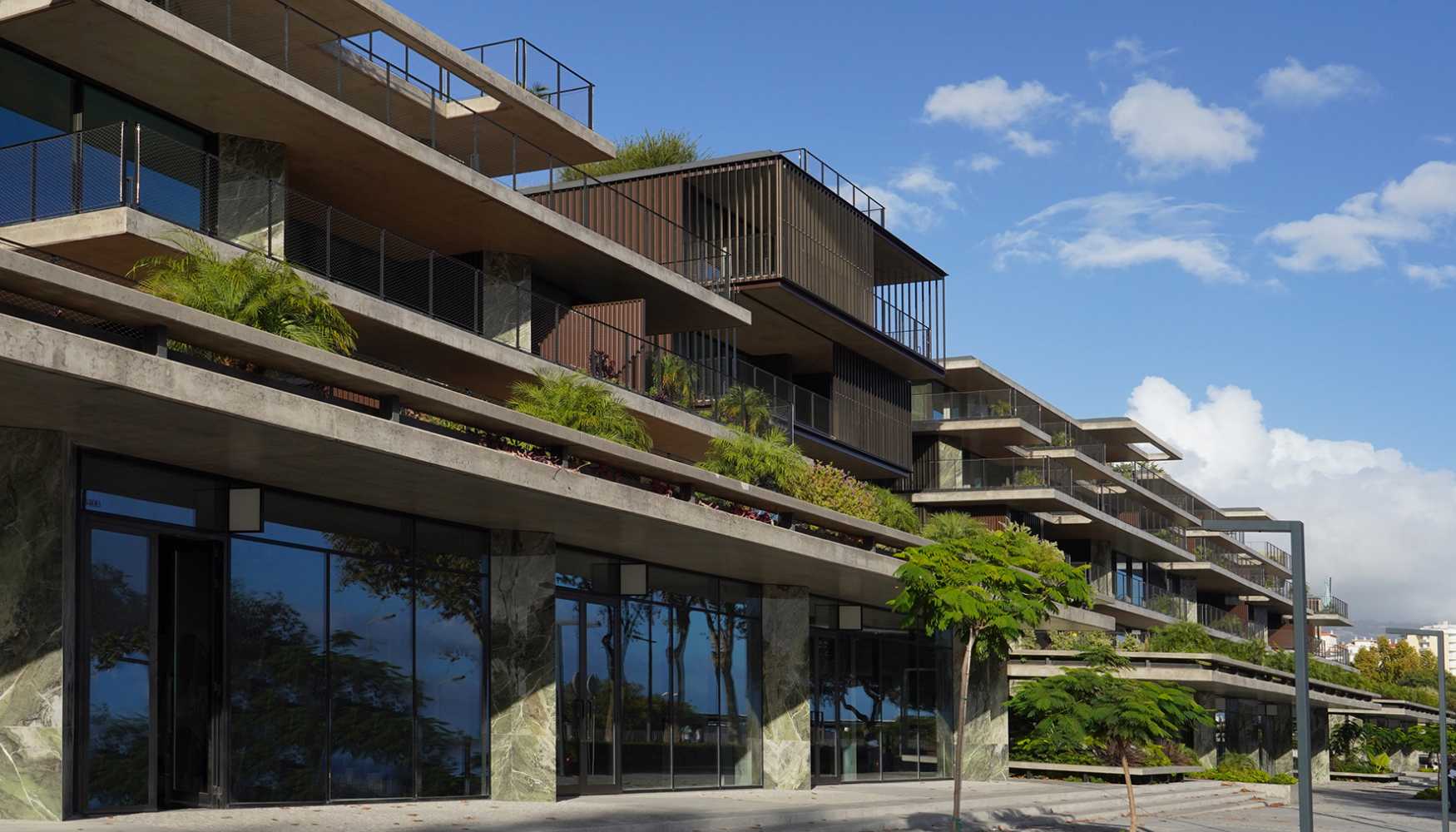 NovoperfilPT's tweet card. Deck Bamboo Caramel Liso da Globaldis foi a solução escolhida para aplicar em áreas como varandas e zonas exteriores junto às piscinas.