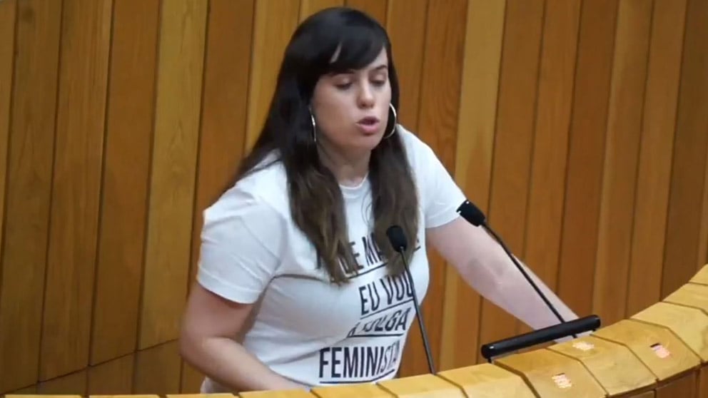 Alejandra_v_c's tweet card. La diputada de En Marea Paula Quinteiro, ha sido identificada por la Policía Local de Santiago por su participación en actos vandálicos en la madrugada del pasado sábado al domingo.