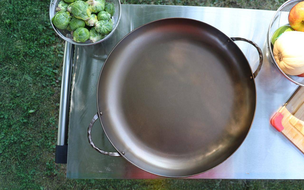ManTripping's tweet card. Smithey Ironware carbon steel paella pan review: hand-forged Charleston craftsmanship, versatile 17-inch cooking surface, lifetime warranty, perfect conversation piece for outdoor entertaining and...