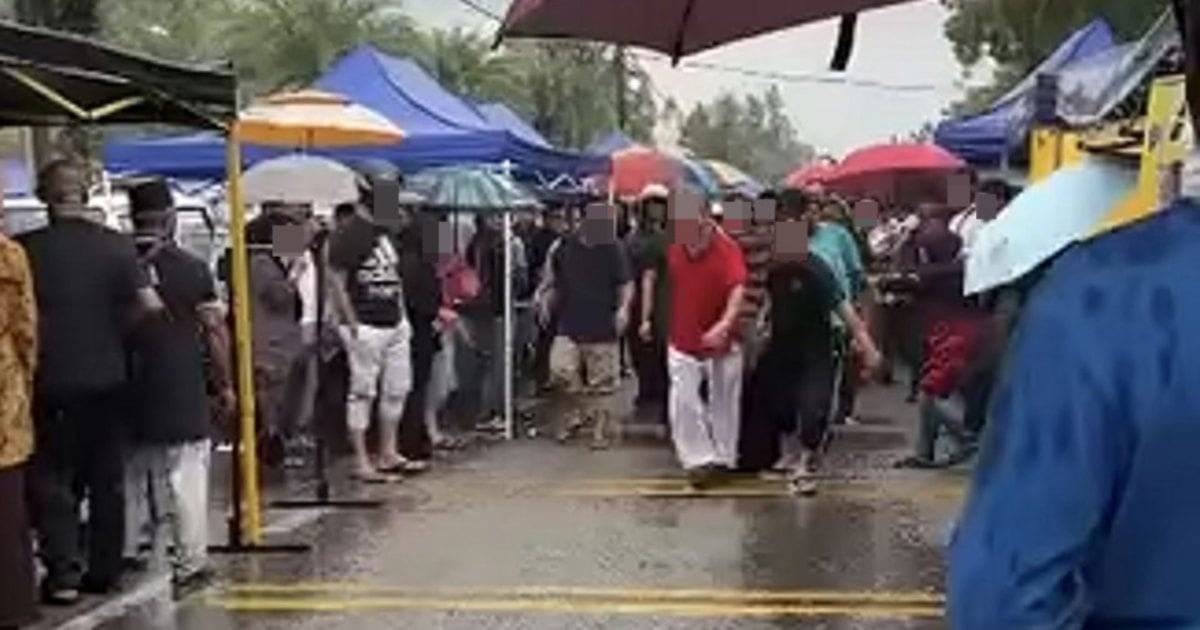 bharianmy's tweet card. CHUKAI: “Abah cakap ada orang sepak motosikalnya sebelum dia terlanggar gerai makanan di situ,” dakwa Nurul Farhana Ahmad Al Faizan, anak kepada lelaki Orang Kurang Upaya (OKU) yang dibelasah...