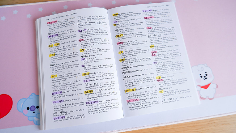 DonnaANorton's tweet card. Keep your language notes organised with these colour coding methods for language learning! I also reveal my favourite pens for colour coding