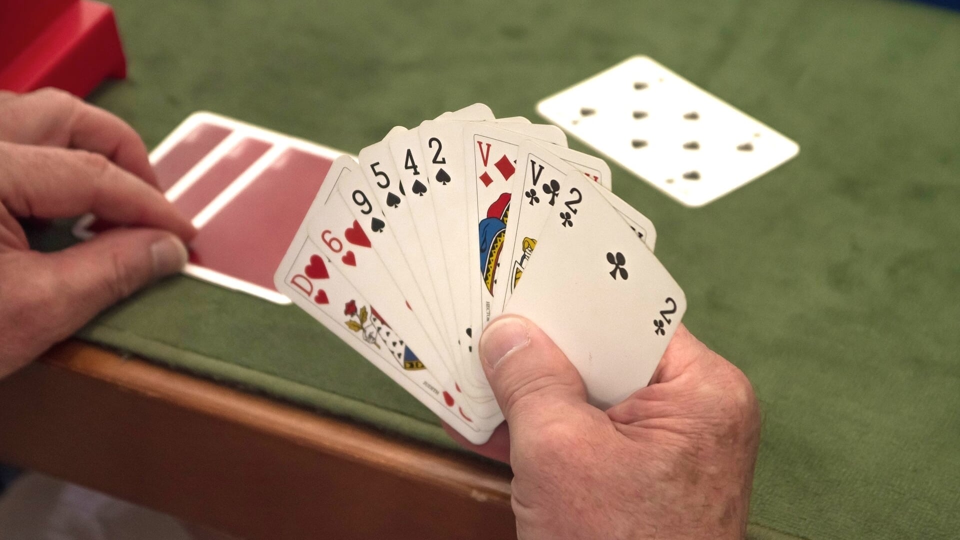 RoosRobbert's tweet card. Bridge viert een bijzonder jubileum: het is honderd jaar geleden dat de denksport in zijn huidige vorm ontstond. Wat begon als een kaartspel voor de elite, is uitgegroeid tot een wereldwijde denksp...