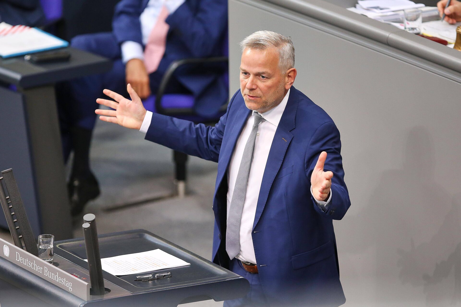 Alice_Weidel's tweet card. Der Verband der Familienunternehmer erklärt die Brandmauer zur AfD in der Wirtschaft für gescheitert. Trotz der Annäherung übt der Hauptgeschäftsführer deutliche Kritik an der Wirtschafts- und...