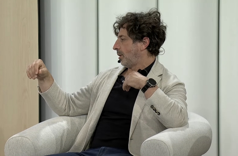 techfrontier1's tweet card. 폭풍 같은 일주일이었다. 앤스로픽이 클로드 4를 공개했고, 오픈AI는 조니 아이브와 함께 새로운 AI 기기를 개발하던 IO라는 프로젝트 그룹을 65억 달러에 인수했다. 마이크로소프트 빌드와 구글 I/O에서도 많은 신기술이 쏟아져 나왔다. 정신 없이 쏟아지는 뉴스 속에서도 세르게이