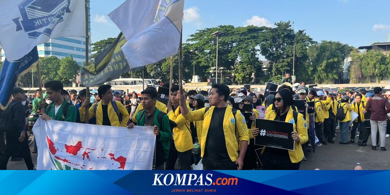 kompascom's tweet card. BEM UI menggelar aksi unjuk rasa di Jakarta untuk memperingati satu tahun pemerintahan Prabowo-Gibran.