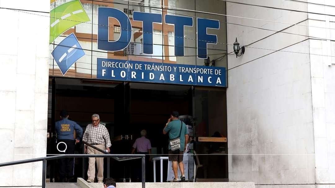 CaracolRadio's tweet card. La Alcaldía de Floridablanca, a través de la Dirección de Tránsito y Transporte, invitó a los propietarios a que hagan el traspaso y así puedan aplicar a algunas exenciones. Aquí les contamos cuáles...