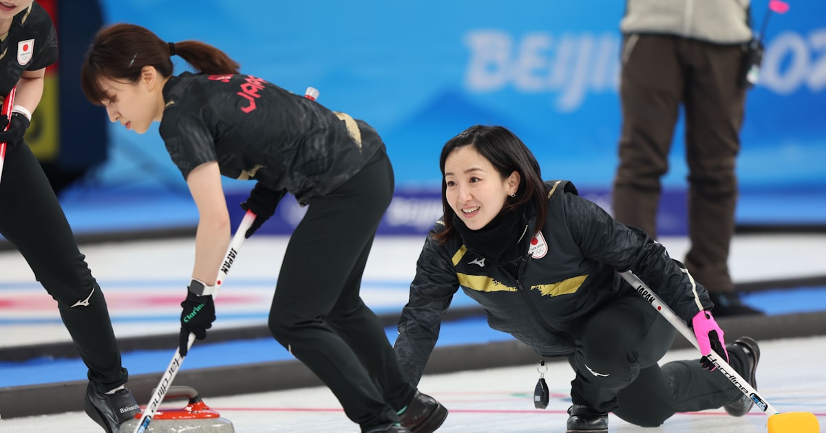 nikkei's tweet card. 【北京=木村慧】北京冬季五輪第15日の18日、カーリング女子の準決勝で日本（ロコ・ソラーレ）はスイスに8-6で勝利し、初の決勝に駒を進めた。前回3位の日本は第5エンドに4点を奪って逆転。そのままリードを守り切り、1次リーグ最終戦で負けた昨年の世界選手権女王に競り勝って、2大会連続メダルとなる「銀」以上を確定させた。大会最終日の20