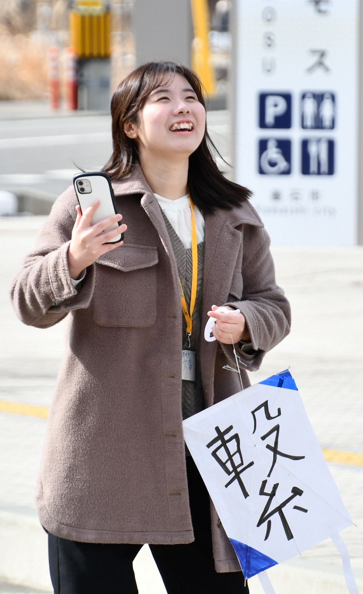 workers4peace's tweet card. 釜石市鵜住居（うのすまい）町で１６日、パレスチナ自治区ガザの平和を願うたこが大空に揚がった。感慨深く見上げたのは、同市甲子（かっし）町の会社員野呂文香（あやか）さん（２３）。高校から参加するイベントは、帰郷を契機に今回から運営を引き継いだ…