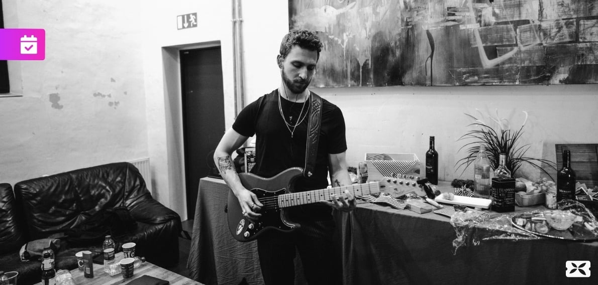 thefckingword's tweet card. On November 28, 2025, OFF LOOLOO at Sala Urbana in Juárez brings New York-based singer/producer Two Feet from 4 PM onwards. Tickets on sale