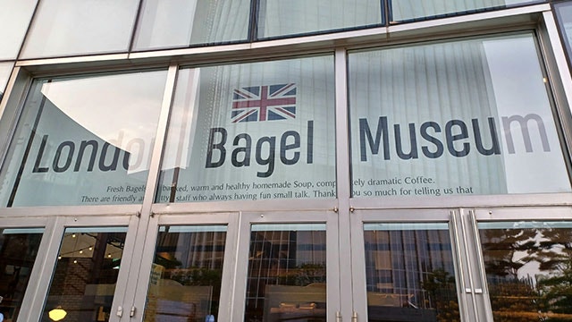 WRPiPiRZVUrF4tU's tweet card. 프랜차이즈 '런던베이글뮤지엄'의 20대 직원이 과로사했다는 의혹과 관련해, 과로사 주장을 제기했던 유족이 산업재해 신청을 철회하기로 했습니다. 런던베이글뮤지엄 측과 합의한 데 따른 결정입니다. 고 정효원 씨의 유족을