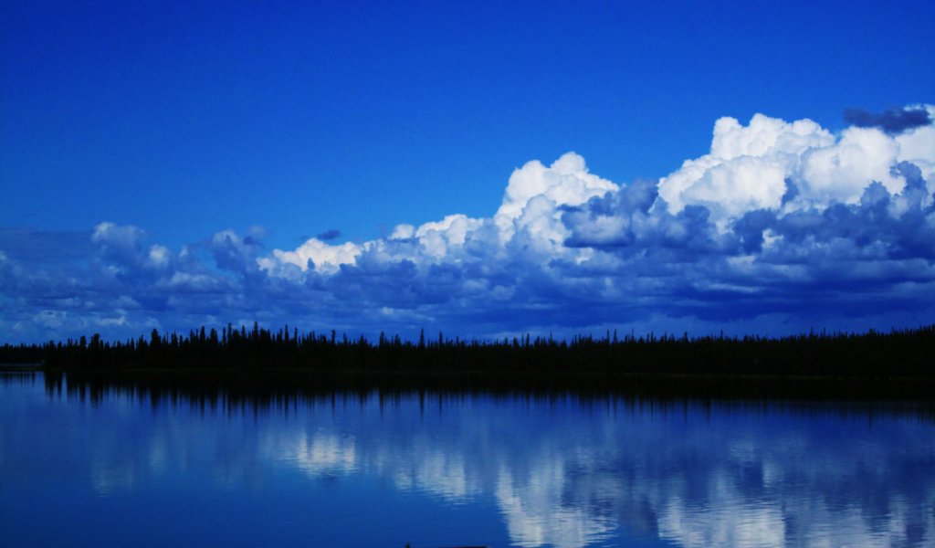 IsonomiaBlog's tweet card.   In Dutch, we talk of “spots” on the horizon; in English, you talk of “clouds” being there. Both idioms point to problems that can be seen in the distance, and contrast neatly with the idea of the...