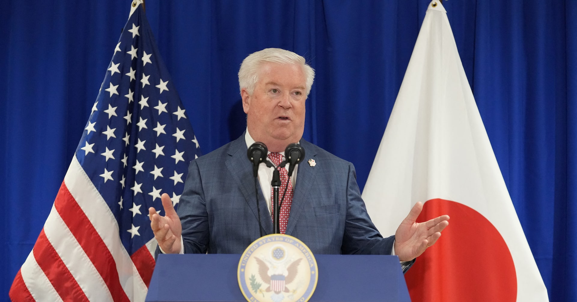 ReutersJapan's tweet card. グラス駐日米大使は１８日、「米国は尖閣諸島を含め、日本の防衛に全面的にコミットしている」とＸに投稿した。「中国海警局の船団がどうしようとも、その事実を変えることはできない」と強調した。