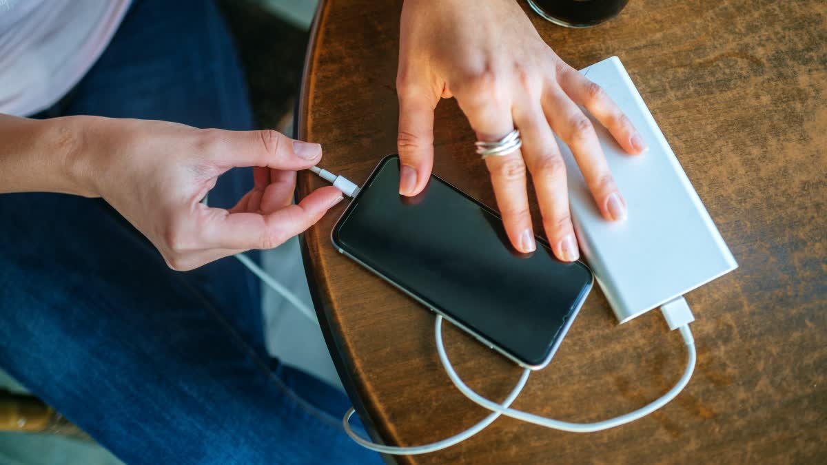 ETVBharatKL's tweet card. പവർ ബാങ്കുകളുടെ അശ്രദ്ധമായ ഉപയോഗവും അമിതമായ ചാർജിങും പലപ്പോഴും തീപിടിക്കുന്നതിനും പൊട്ടിത്തെറികൾക്കും കാരണമാകുന്നു. മറ്റ് പ്രധാന കാരണങ്ങളും പൊട്ടിത്തെറിക്കുന്നതിന് മുൻപുണ്ടാകുന്ന മുന്നറിയിപ്പ്...