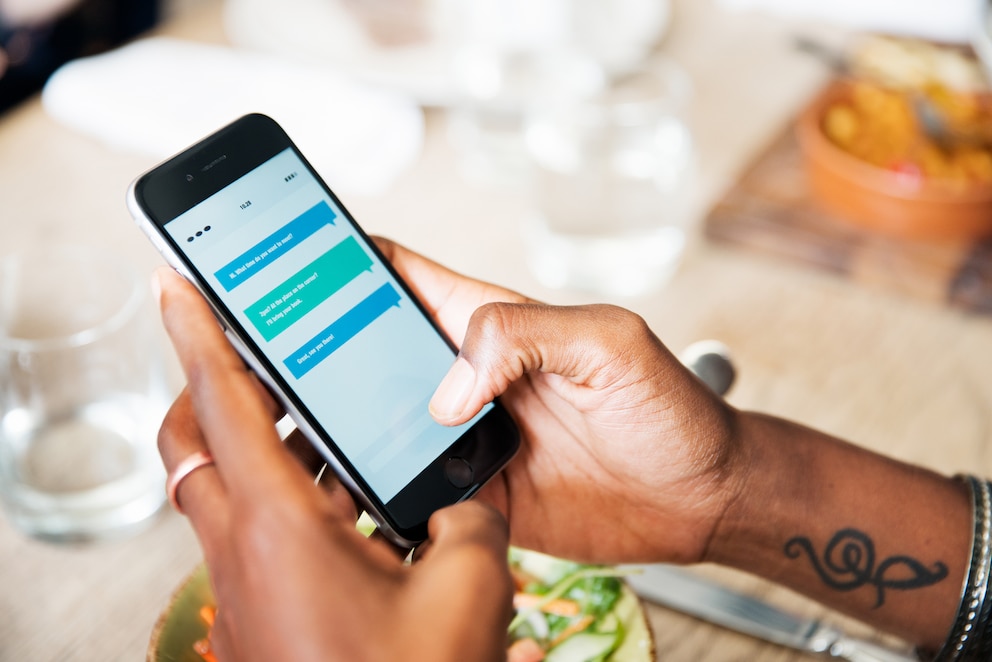 Noaleinchen's tweet card. Jeder kennt sie, nahezu alle haben sie schon einmal verschickt oder empfangen – die SMS. Doch wie ist die Kurzmitteilung eigentlich entstanden?