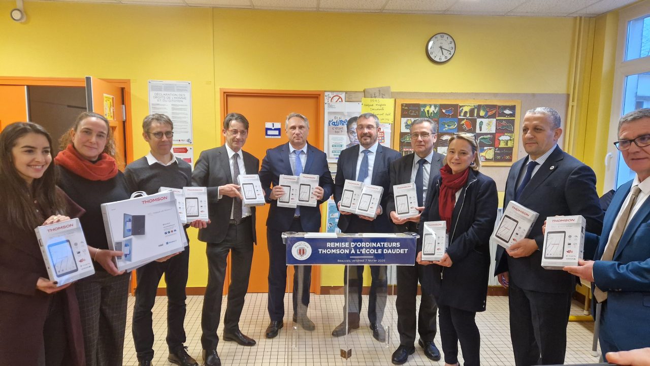 Thomson_FRA's tweet card. Les images du saccage de l'école Alphonse-Daudet à Beauvais ont fait la Une nationale et sont remontés jusqu'au PDG de Thomson. Il vient de faire un beau geste.