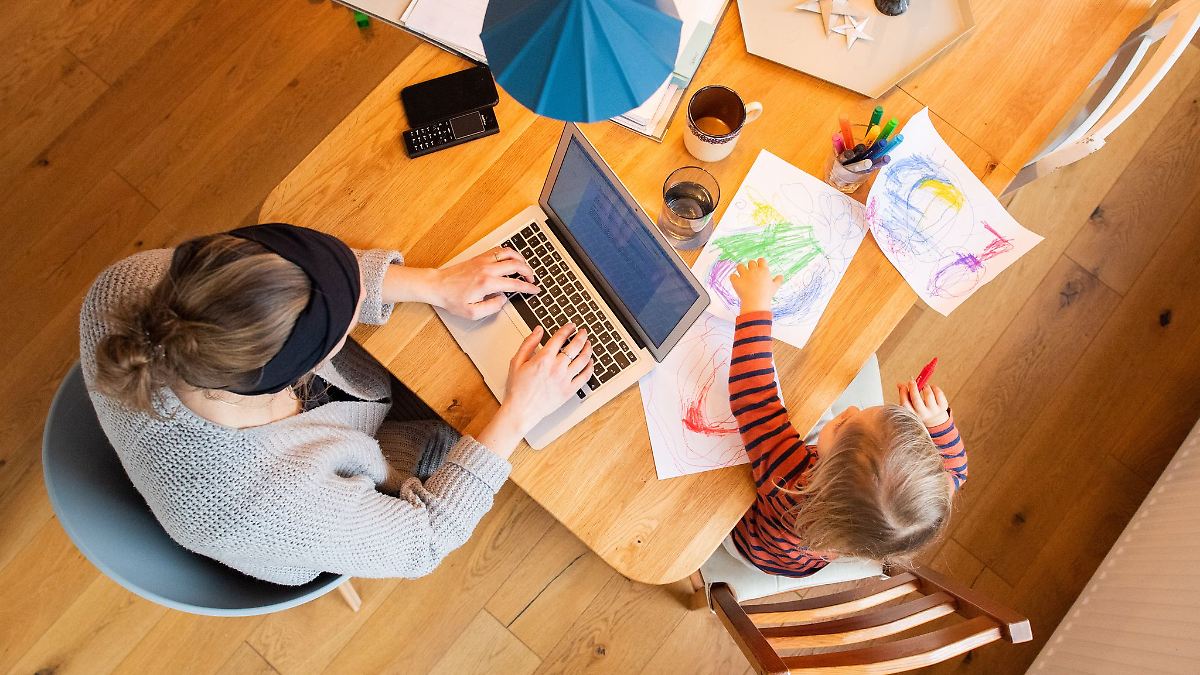 bAVTrend's tweet card. Bei allem Elternstolz: Gehören Kinder in den Lebenslauf? Manche Mütter und Väter befürchten Nachteile im Bewerbungsprozess. Wann sollte man rechtlich gesehen beim Arbeitgeber Kinder erwähnen?