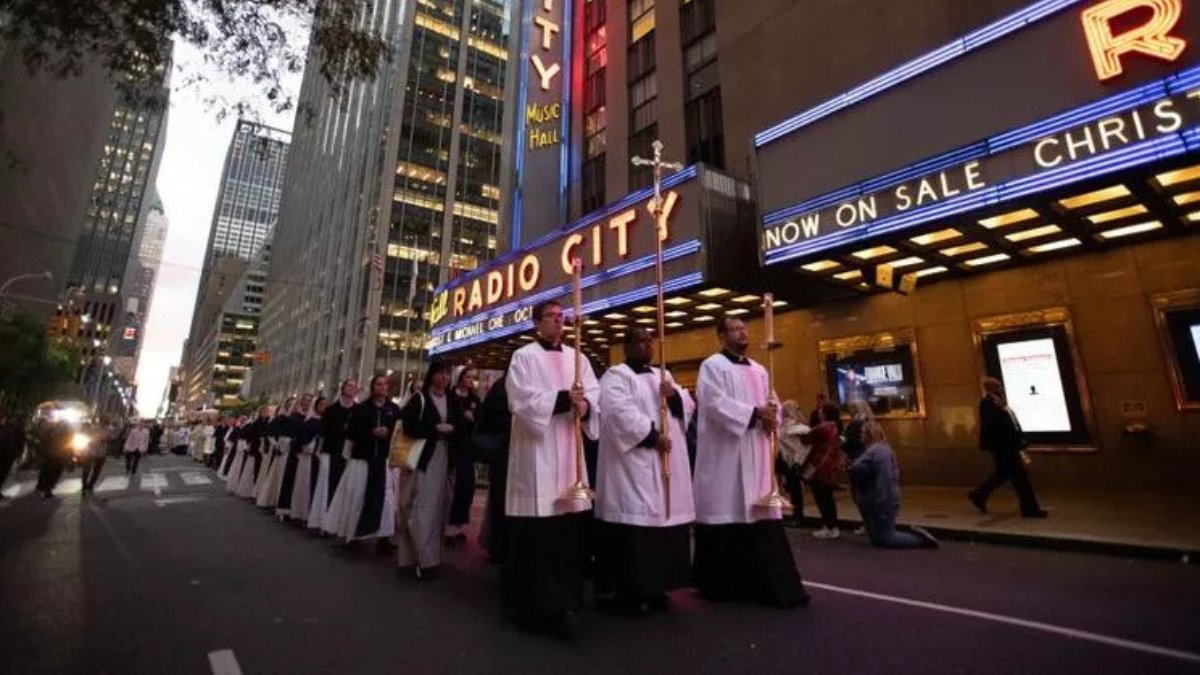 Infovaticana's tweet card. Varias parroquias de Nueva York registran un incremento notable en el número de adultos que solicitan ingresar en la Iglesia católica a través del Orden de Iniciación Cristiana de Adultos (OCIA), así...