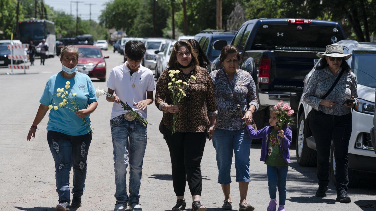 AndySpecht's tweet card. Onlookers urged police officers to charge into the Texas elementary school where a gunman’s rampage killed 19 children and two teachers. That's what a witness said Wednesday as investigators worked...