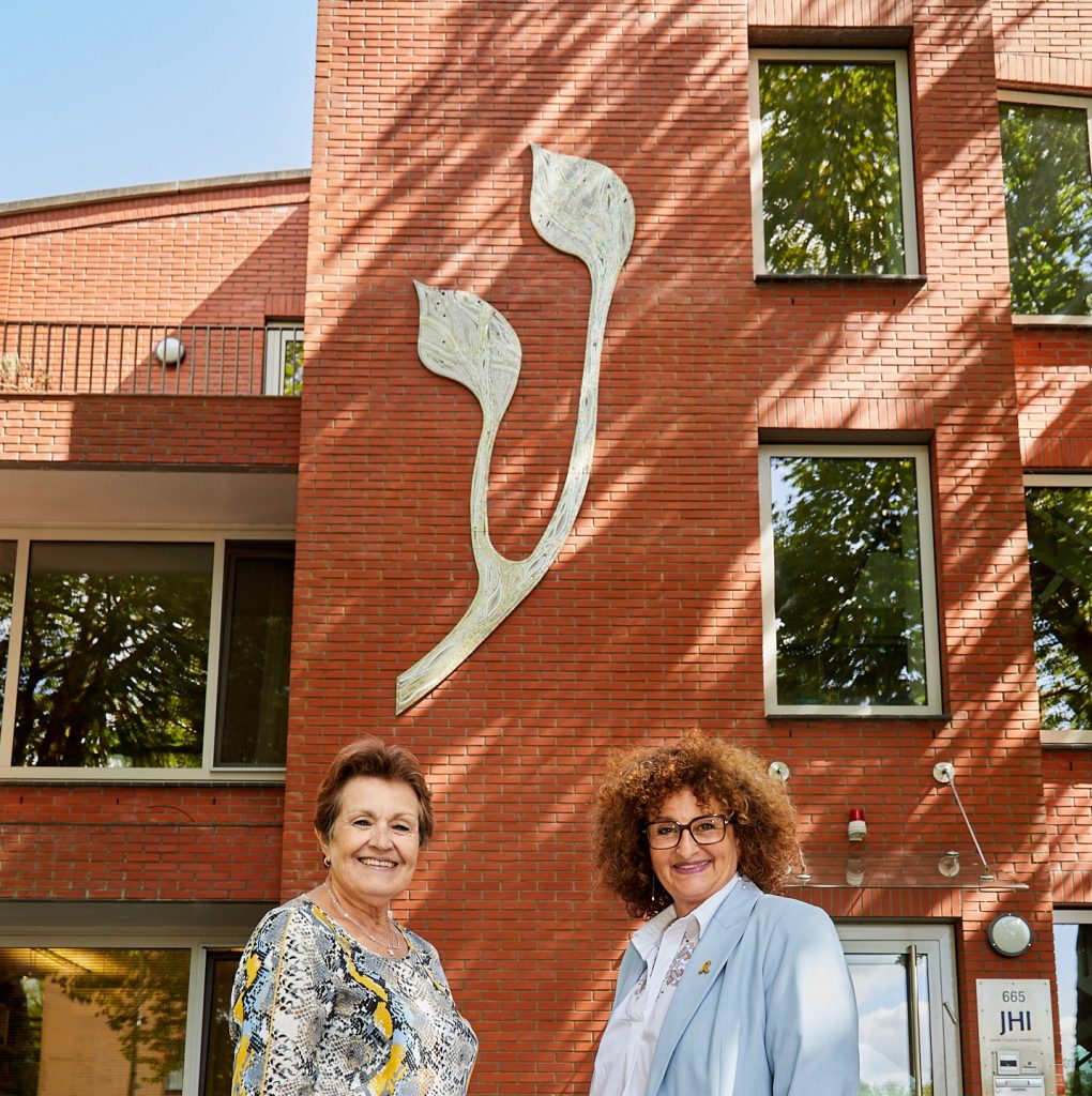 Esther_Voet's tweet card. Angst voor de veiligheid heeft de directie van het Hospice Immanuel doen besluiten de deuren tijdelijk te sluiten. De veiligheid voor een Joodse organisatie in Amsterdam Nieuw-West kan niet voldoen…