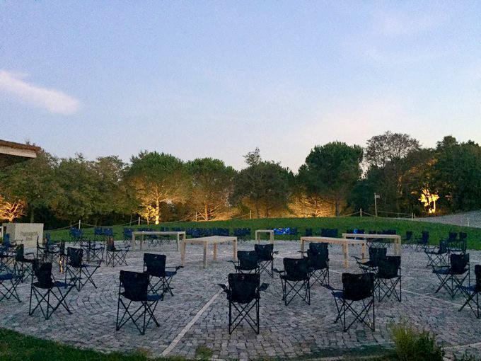 theMagger's tweet card. Yeni normalleşme adımları, açık havada tiyatro müjdesini de beraberinde getirdi. Temmuzun da gelmesiyle birlikte, İstanbul’un dört yanındaki parklarda, bahçede, ormanda, kısaca yıldızların altında,...