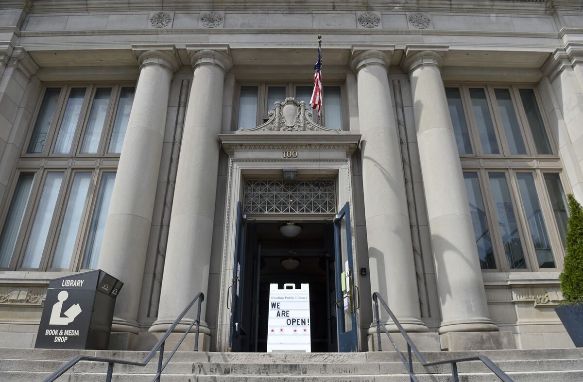 RobineoftheHood's tweet card. As efforts to ban books in the US grow, so do attacks on libraries. There’s a reason anti-democracy extremists keep targeting these crucial civic institutions.