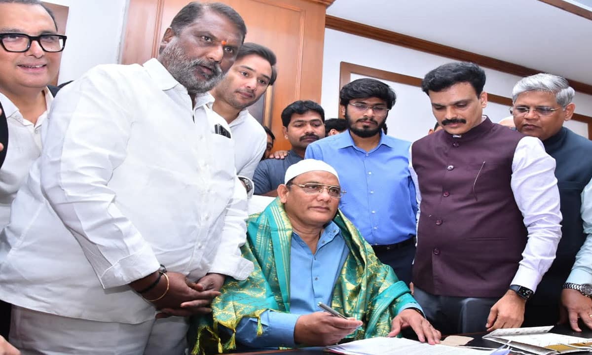 MunsifNewsDesk's tweet card. Senior Congress leader Mohammad Azharuddin officially assumed charge as Minister in the Telangana Cabinet on Monday.
