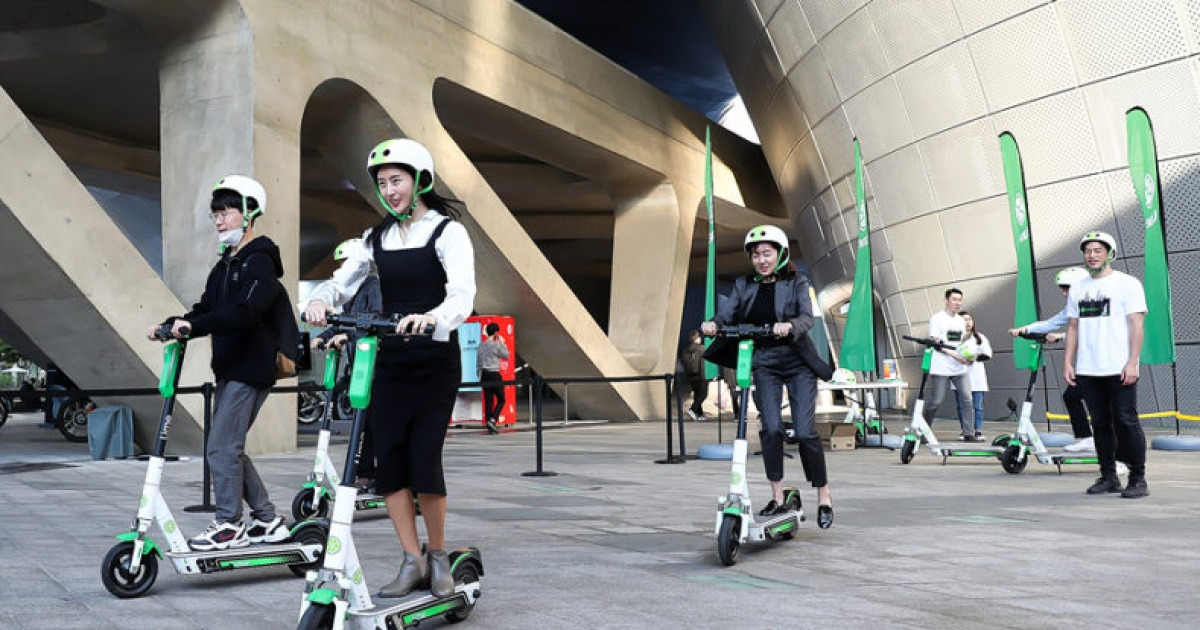 SuR_RW's tweet card. [헤럴드경제 김현일 기자] “헬맷 단속 때문에 한국에서 사업 접습니다” 국내에서 한때 월 20만명이 이용했던 공유 킥보드 라임(Lime)이 한국에서 서비스를 중단하기로 하면서 공유 킥보드 업계가 한숨을 내쉬고 있다. 사고와 무단 방치로 골칫거리가 된 공유 킥보드. 행정기관의 강력 규제로 관련 업체들이 존폐 위기에 몰리며 큰 어려움을 겪고 있다. 결국 철수하