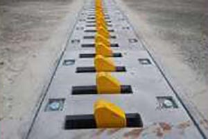 technews4869's tweet card. NEXCO東日本は、高速道路における逆走対策において、視覚的対策と物理的対策を強化し、管内の65カ所で実施する。