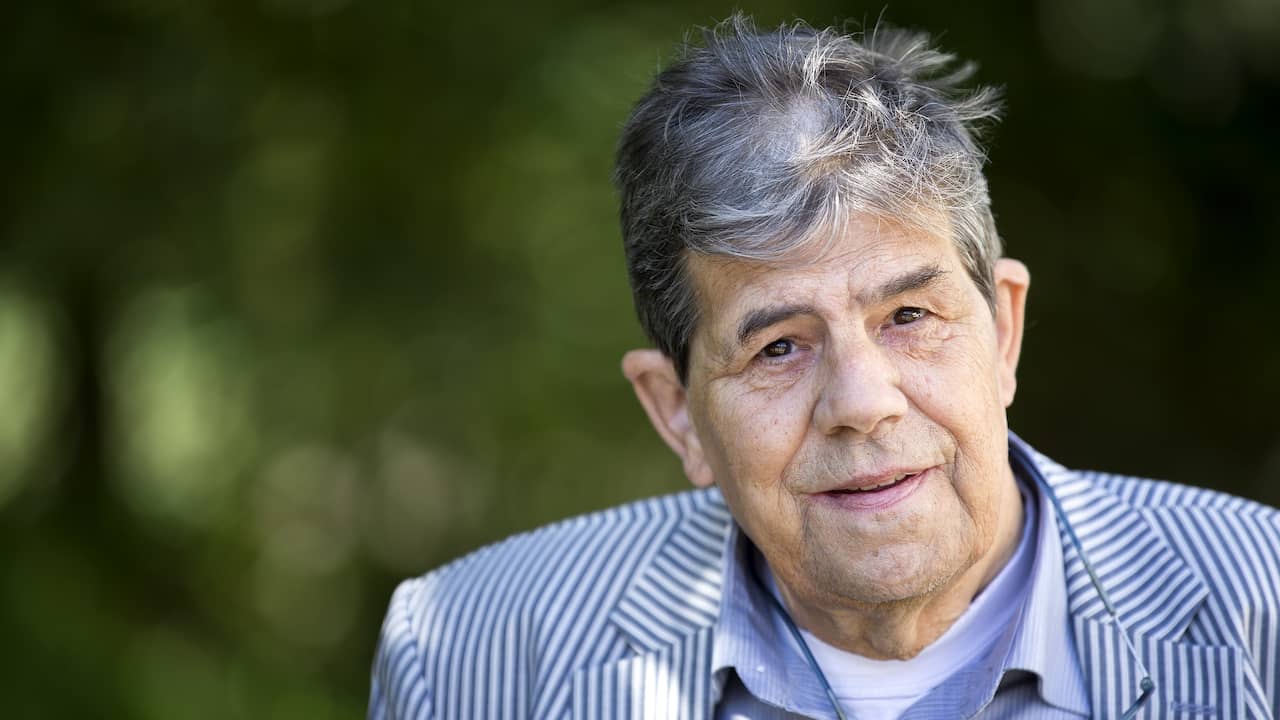 NUnl's tweet card. Acteur en presentator Joost Prinsen is op 83-jarige leeftijd overleden, laten zijn dochters en vriendin Noraly Beyer weten aan NRC. Prinsen overleed maandag aan de gevolgen van kanker en een hersen...