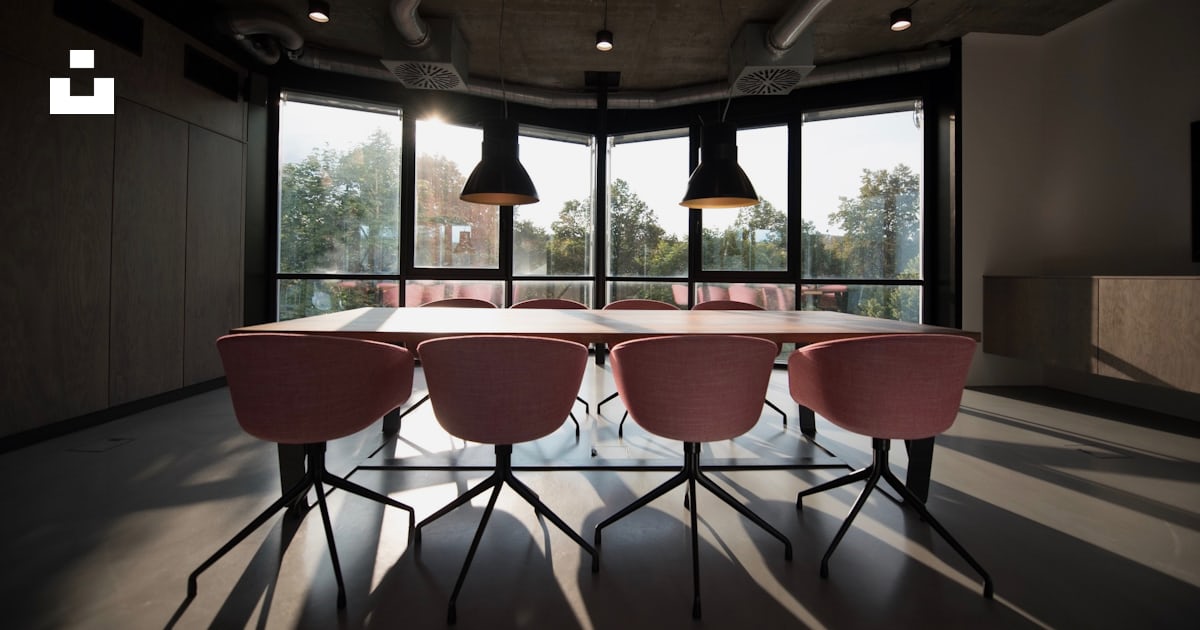 design_hue's tweet card. Spacious conference room – Scarica questa foto di Nastuh Abootalebi su Unsplash