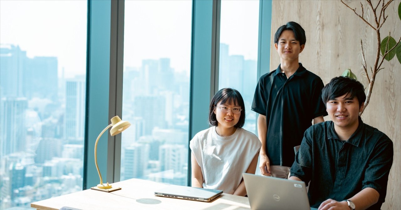 go_goesnext's tweet card. 2025年4月、新卒3期生として7名のメンバーが入社しました。1ヶ月半の研修を終え、現場配属から約3ヶ月が経過した今、どのような想いで日々の業務に挑んでいるのでしょうか。 今回は、タクシーアプリ『GO』の業務に関わる安藤、中川、川野の3名に話を聞きました。入社してからこれまでを振り返りながら、GOへ入社を決めた理由、現場配属後の成長と挑戦、そして未来への情熱について語ってもらいます。 中川 佳子...