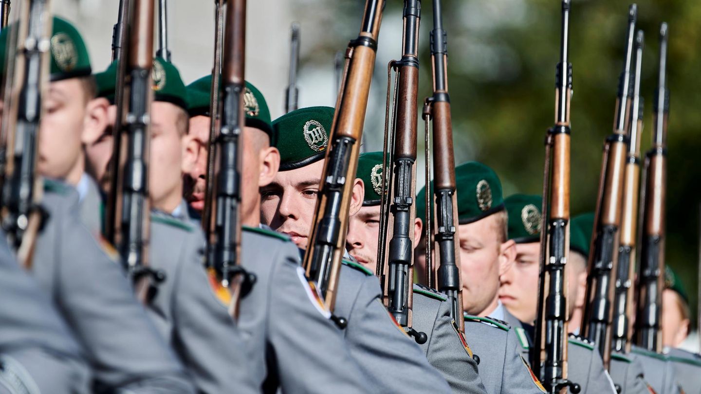 felixbohnacker's tweet card. Ein Bundeswehr-Offizier zeigt einen Abiturienten an – wegen Beleidigung. Der Schüler sagt im stern-Interview, er habe nur gegen Militarisierung protestiert. Was ist da los?