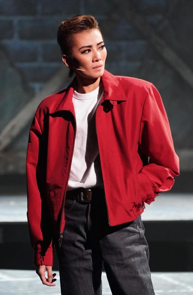 Daily_Online's tweet card. 宝塚歌劇団花組スター・極美慎主演『ＤＥＡＮ』が１７日、大阪市の梅田芸術劇場シアター・ドラマシティで初日を迎えた。　１９５０年代、ハリウッド映画界に彗星の如く現れ、類いまれな資質を持ちながらもわずか３作の主演作を残し夭折した稀代のスター、ジェ...