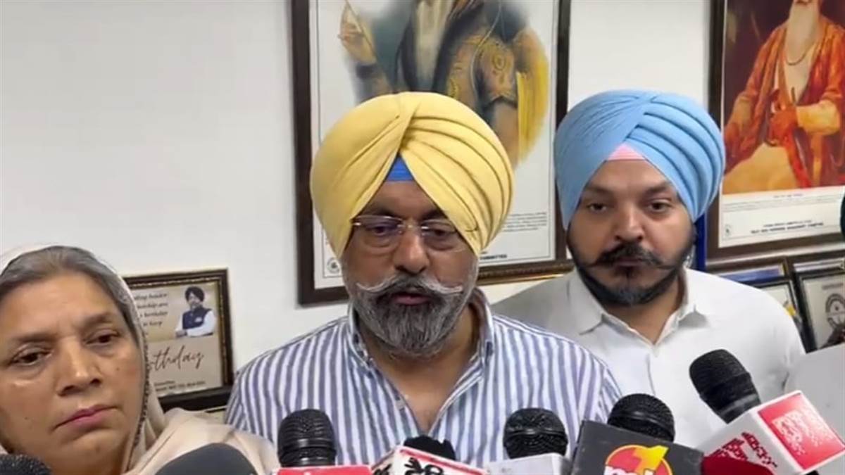 PbKhabarnama's tweet card. ਦਿੱਲੀ ਸਿੱਖ ਗੁਰਦੁਆਰਾ ਪ੍ਰਬੰਧਕ ਕਮੇਟੀ (DSGMC) ਦੇ ਜਨਰਲ ਹਾਊਸ ਵੱਲੋਂ 3 ਸਾਬਕਾ ਪ੍ਰਧਾਨ ਪਰਮਜੀਤ ਸਿੰਘ ਸਰਨਾ, ਹਰਵਿੰਦਰ ਸਿੰਘ ਸਰਨਾ ਤੇ ਮਨਜੀਤ ਸਿੰਘ ਜੀਕੇ ਦੀ ਮੈਂਬਰਸ਼ਿਪ ਰੱਦ ਕਰ ਦਿੱਤੀ ਗਈ