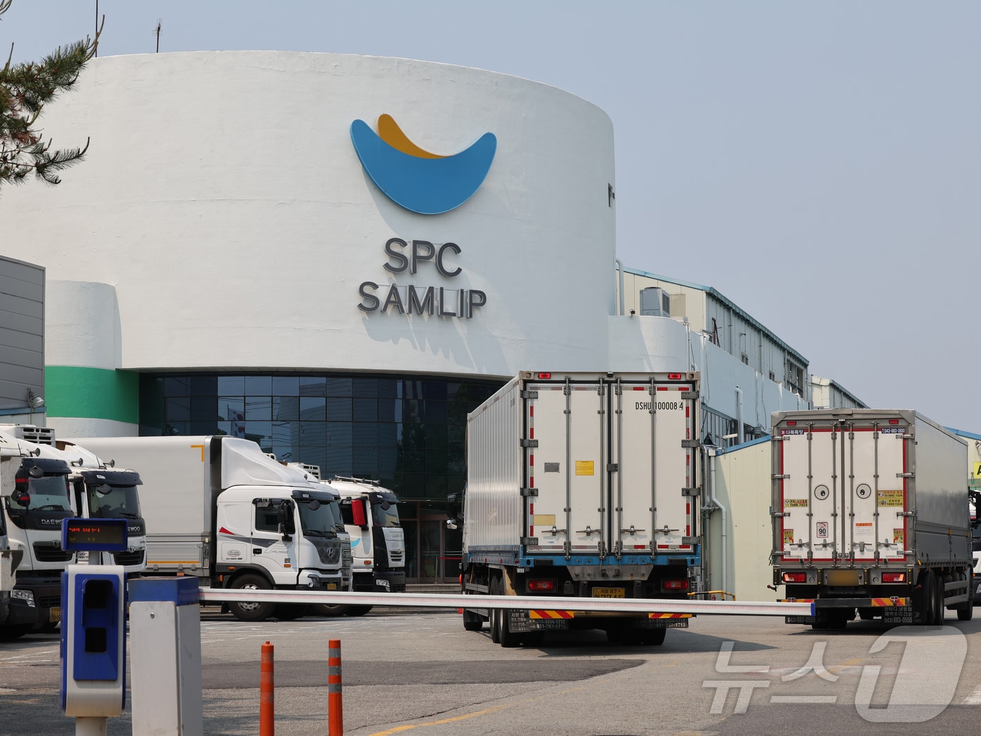 News1Kr's tweet card. 'SPC삼립 시화공장 근로자 사망사고'를 수사 중인 경찰과 고용노동부가 김범수 대표이사 등 회사 관계자를 중대재해 처벌 등에 관한 법률(중대재해처벌법) 등 위반 …