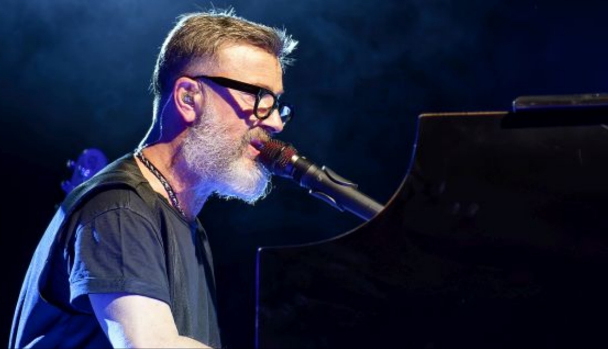 MaestroPrego's tweet card. Marco Masini celebra 35 anni di carriera con il tour “Ci vorrebbe ancora il mare” nei principali teatri e palasport italiani.