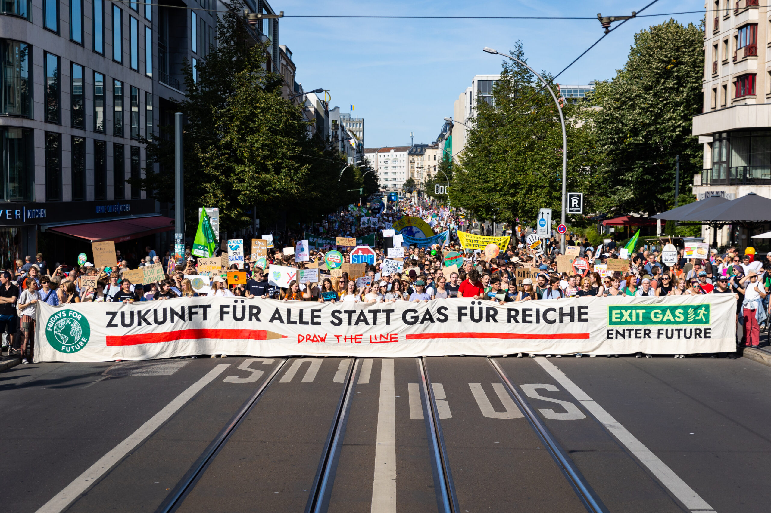 FridayForFuture's tweet card. Demo finden Unterstützen Am 14. November 2025 streiken wir – weil die Klimakrise eskaliert und noch immer nicht das getan wird, was nötig ist. Deutschland trägt als eines der reichsten Länder der...