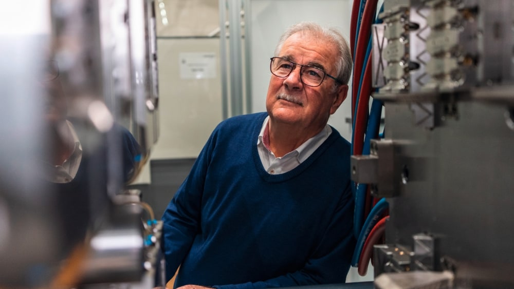 KunststoffeDE's tweet card. Rainer Armbruster wurde im Mai 2024 in die Plastics Hall of Fame aufgenommen. Die Geschichte seiner wichtigsten Erfindung: Würfelwerkzeuge.