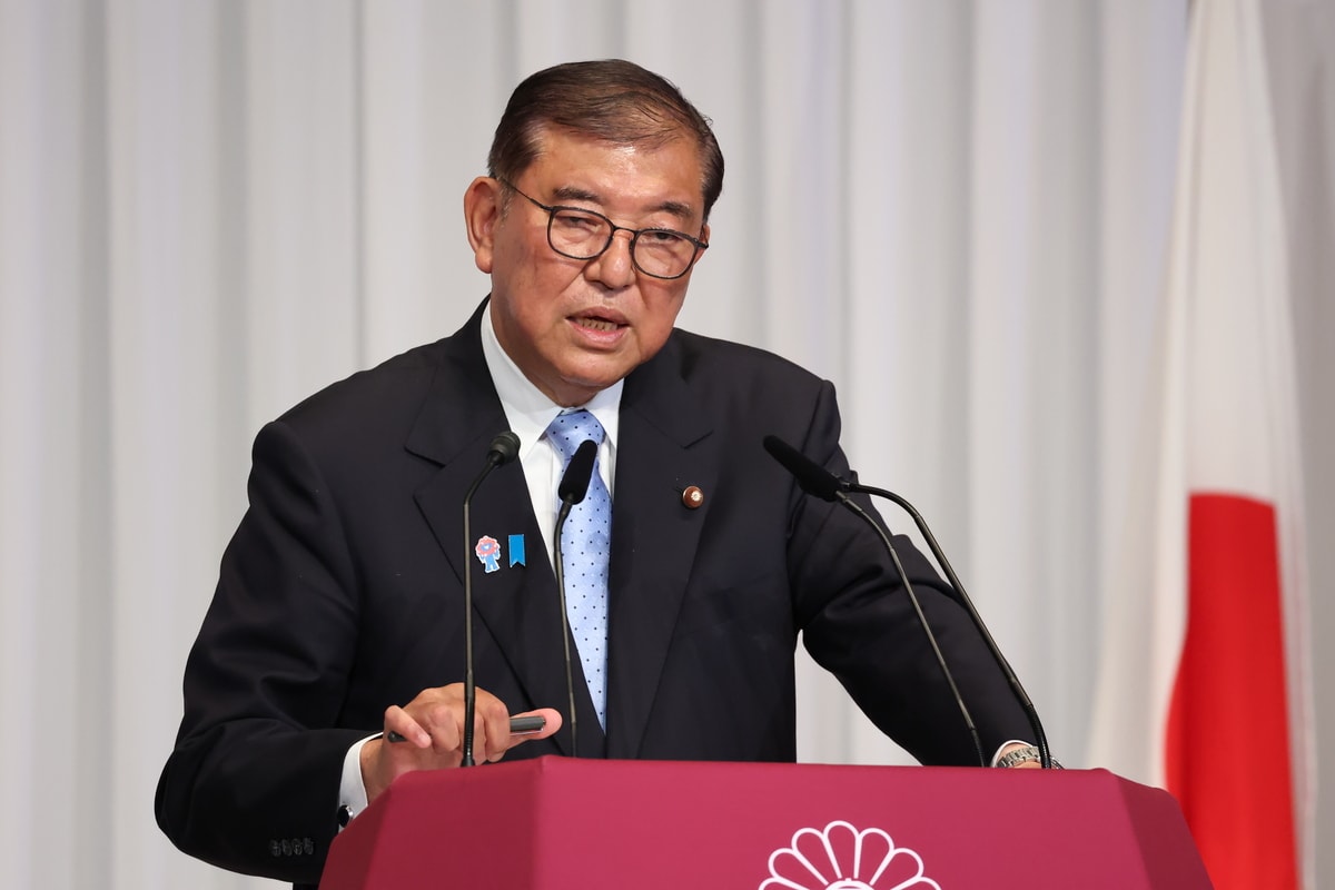 tomo_monga's tweet card. “選挙前のバラマキ”とのイメージが浸透してしまった「現金一律給付」への悪評を受けて、自民党内でも「低所得者への限定給付」を唱える声が高まっている。「金持ちに給付は必要ない」という主張には一定の理があるようにも見えるが、こうした選別主義はいくつかの「錯覚」を前提にしてしまっている。ベーシックインカムの実効性を測るには、その錯覚を取り除いて考える必要があるだろう。