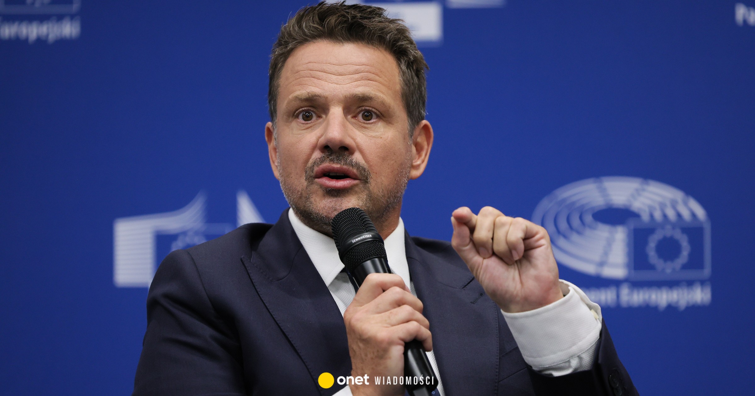 OnetWiadomosci's tweet card. Nadzwyczajna sesja rady miasta zwołana na wniosek prezydenta Warszawy Rafała Trzaskowskiego odbędzie się w czwartek o godz. 14 — przekazał wiceprzewodniczący rady Sławomir Potapowicz. Radni zajmą się...