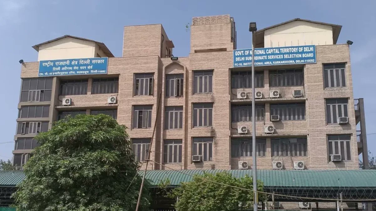 eFreeJobAlert's tweet card. The DSSSB Junior Assistant Result 2025 will be released in November or December 2025. The Delhi Subordinate Services Selection Board (DSSSB) conducted the