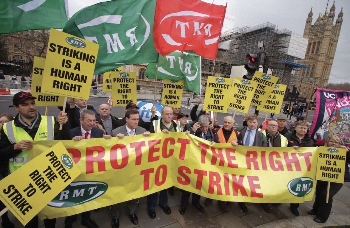 ProgIntl_br's tweet card. O governo britânico está promovendo agora uma nova onda na legislação para enfraquecer o impacto das ações grevistas.