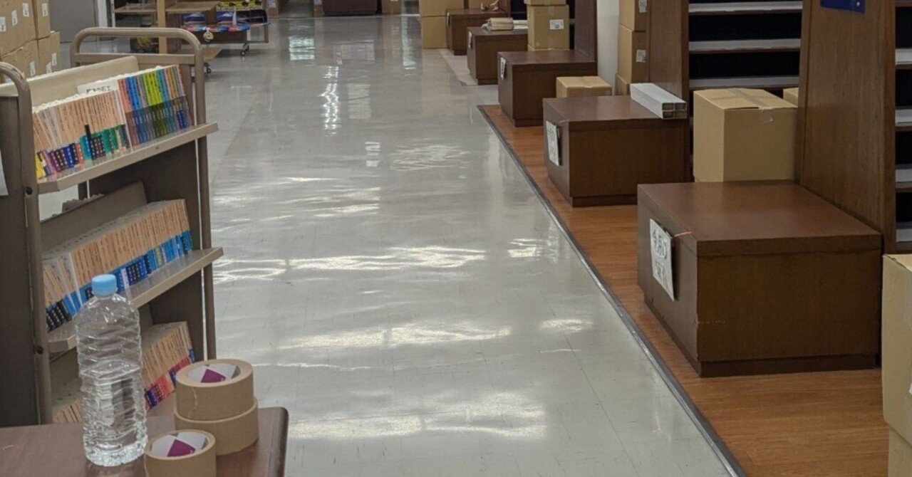 hatano_natuki's tweet card. 「8月をもって、当店は閉店します」 その言葉が、空気を切り裂いた。 2024年5月、百貨店の朝礼で耳にした瞬間、わたしの中で何かが静かに崩れた。 周囲には、声にならないどよめき。動揺した目。 けれど、わたしは心のどこかでわかっていた。 いつか、この日が来ることを。 ──あの日、店がオープンした翌朝の静けさを、今も覚えている。 2016年8月。フランチャイズの書店が、百貨店の一角にオープンした。...