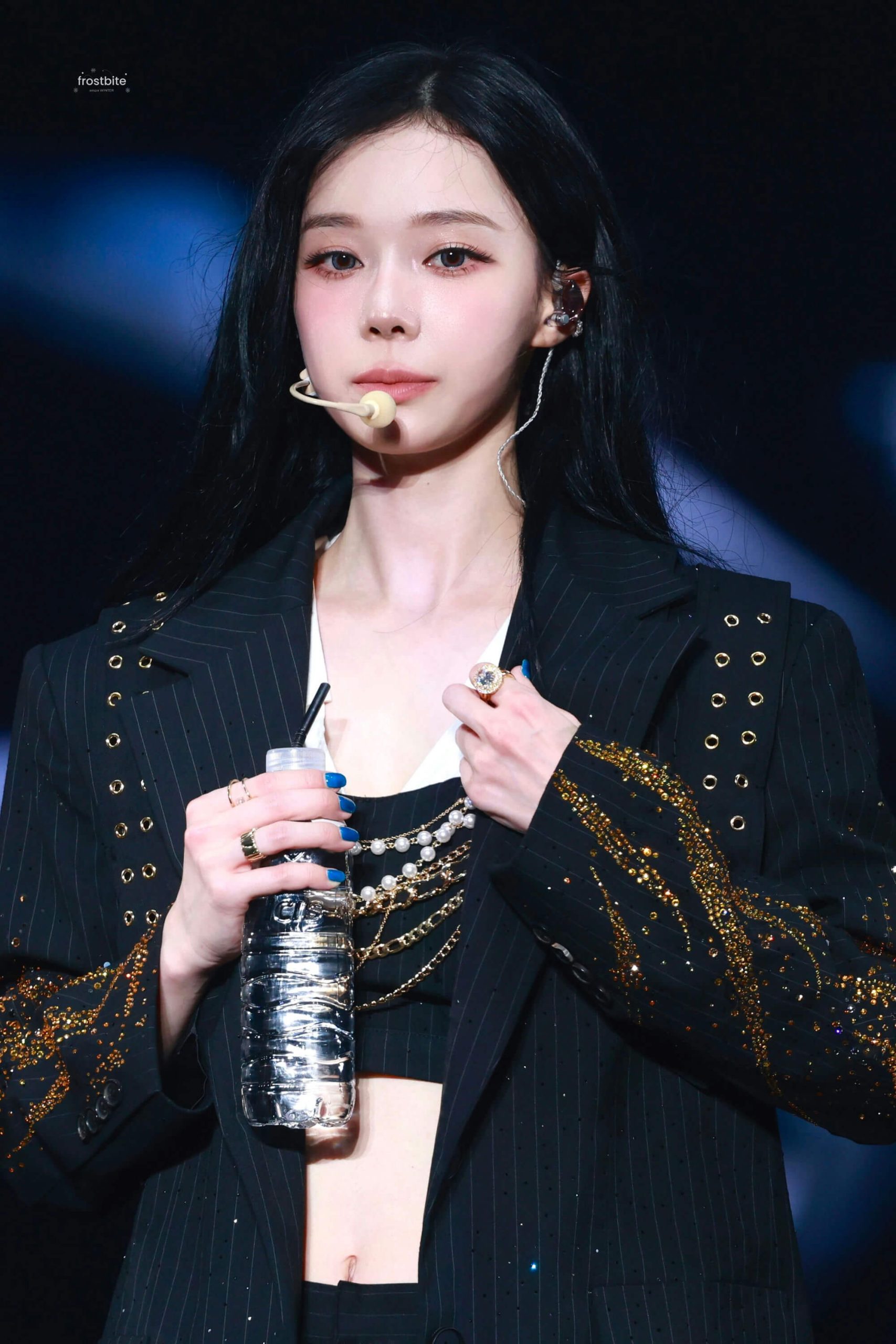 kbizoom's tweet card. aespa's Winter skipped the Bangkok concert due to flu-like symptoms and is currently focusing on recovery.