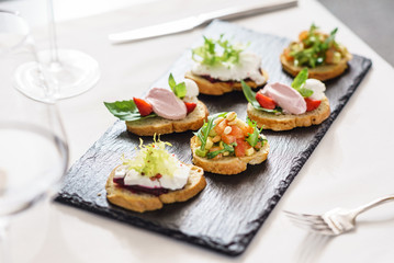 PHBern_ch's tweet card. Die PHBern lanciert mit den sogenannten Bildungs-Canapés kompakte und reichhaltige Kurzweiterbildungen für Lehrpersonen. Sie sind schweizweit und in der europäischen Hochschulbildung anerkannt und...